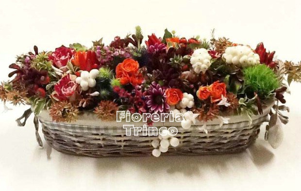 Foto Centrotavola personalizzato rettangolare del fiorista tondo con fiori freschi di stagione
