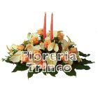 Composizione centrotavola con fiori e candele
