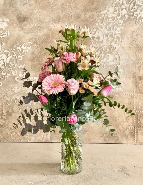Mazzo lungo vaporoso in tonalità di rosa.